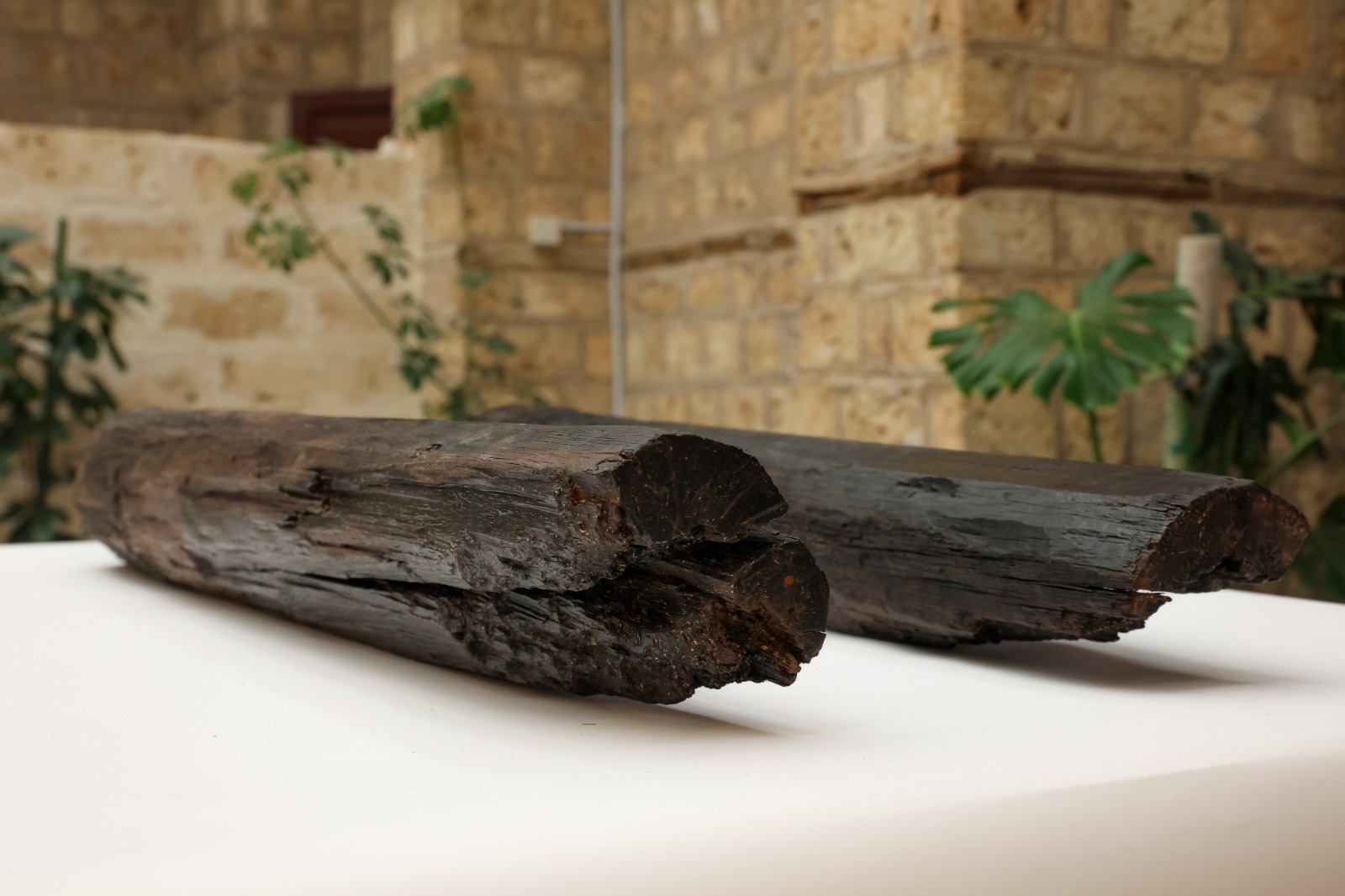 برنامج جدة التاريخية يعلن اكتشاف ساريتين من الأبنوس في مسجد عثمان بن عفان تعودان للقرن الأولى الهجري