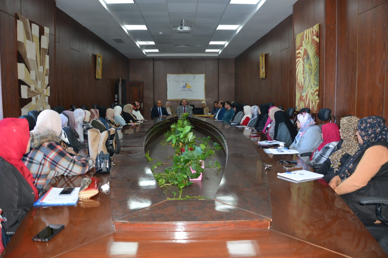 رئيس جامعة دمياط يفتتح ندوة المشروعات الإبتكارية وورشة نظام الساعات المعتمدة