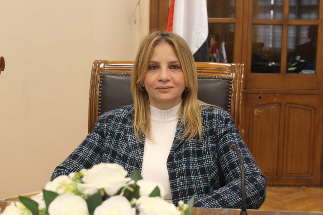 آداب عين شمس تحتفل بيوم الأم المثالية والأب المثالي