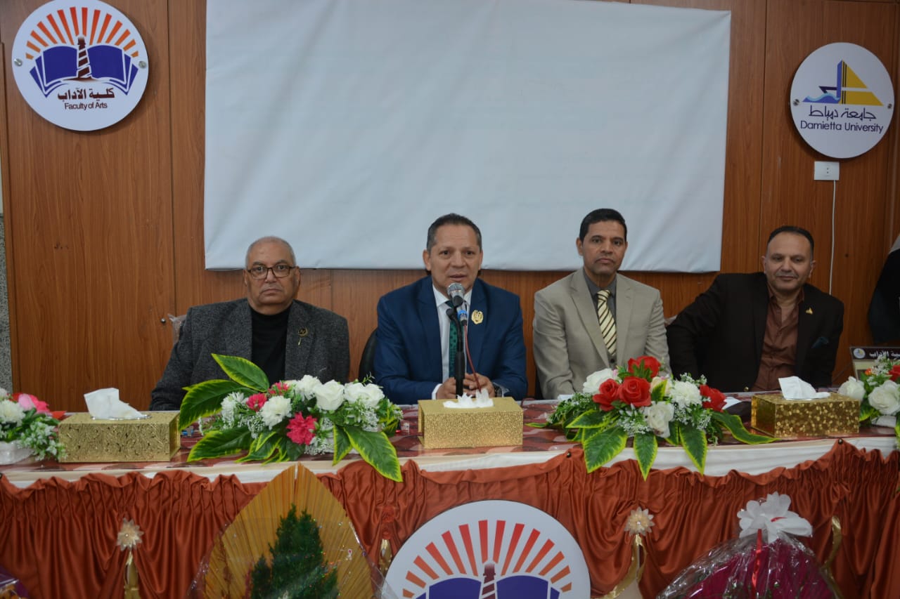 رئيس جامعة مياط يشهد احتفالية عيد الأم بكلية الآداب