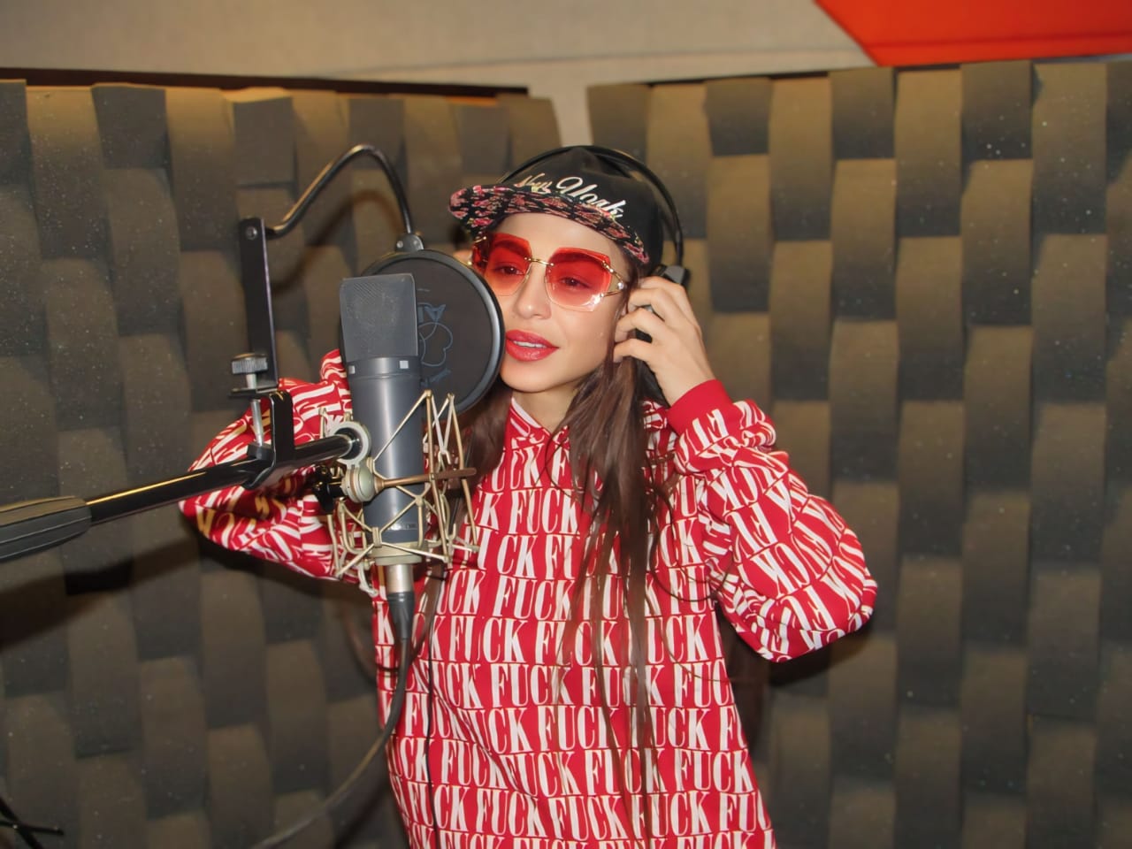 دوللي شاهين تنتهي من تسجيل أغنية “ست البنات” 