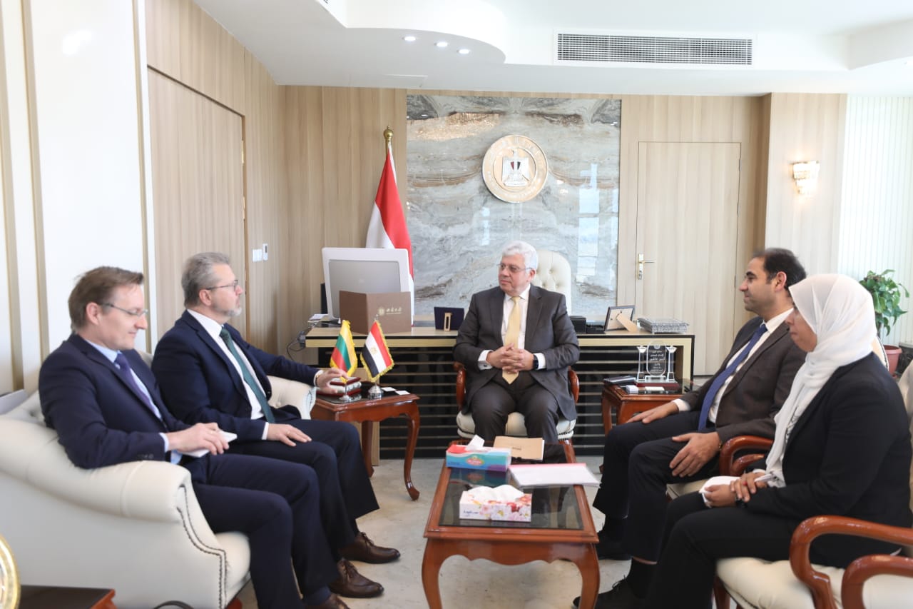 وزير التعليم العالي يستقبل سفير ليتوانيا لبحث سُبل تعزيز التعاون في مجال التعليم العالي بين مصر وليتوانيا