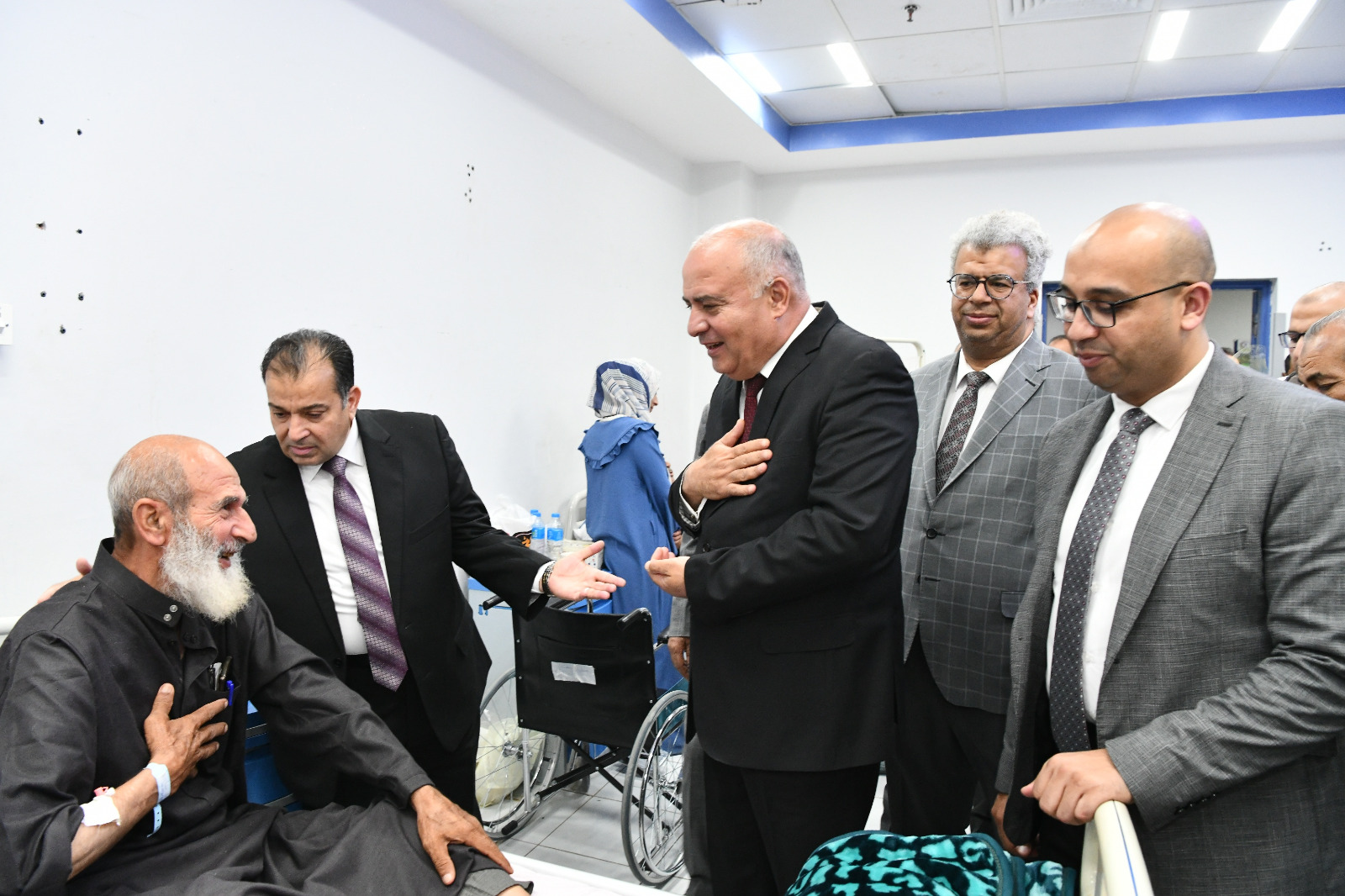 محافظ قنا ورئيس جامعة جنوب الوادي يزوران مصابي غزه بالمستشفيات الجامعية 