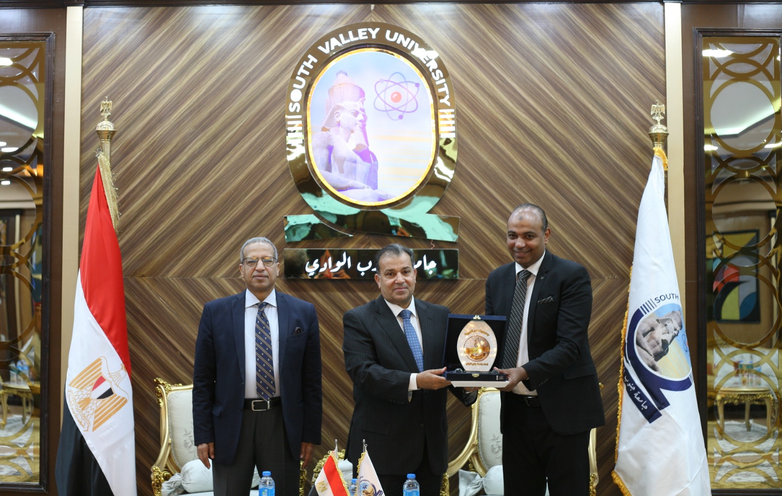 رئيس جامعة جنوب الوادي يكرم وفود الجامعات المشاركة في الملتقى الفني 21 لشباب الجامعات