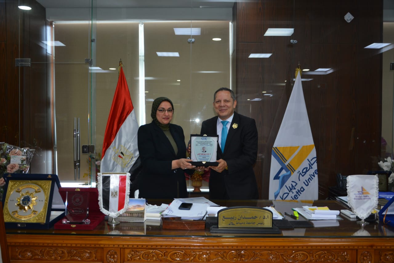 رئيس جامعة دمياط يتسلم درع مؤتمر الاتجاهات الدولية الحديثة فى العلاج بالفنون وتطبيقاته في الدول العربية