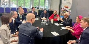 وزير التربية والتعليم يلتقي بالفريق التنفيذي للبكالوريا الدولية (IB) لبحث سبل التعاون