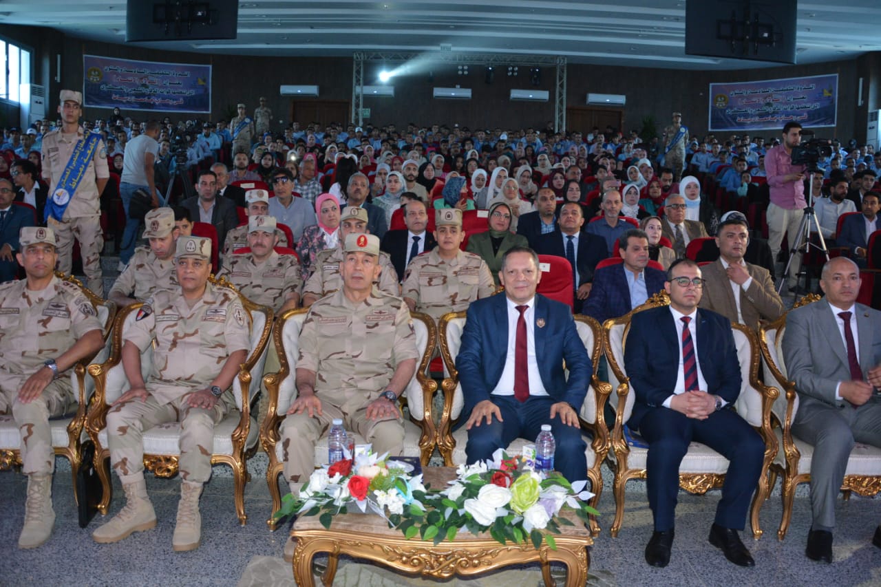 رئيس جامعة دمياط وقائد قوات الدفاع الشعبي والعسكري يشهدا الندوة التثقيفيه بجامعة دمياط