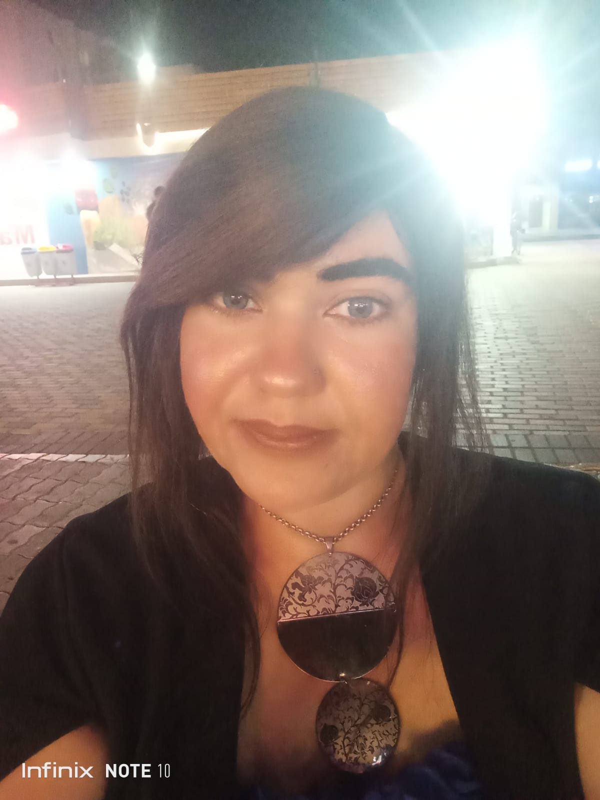 وأثقُب سقف غرفتي بنظرات مِن اللوعة تُحذِرُنِى، وصِورٍ لك على الحائِط تُكلِمُنِى، ترانِى جِوارُك فِى مِنها وبِى لوعة تُدغدِغُنِى