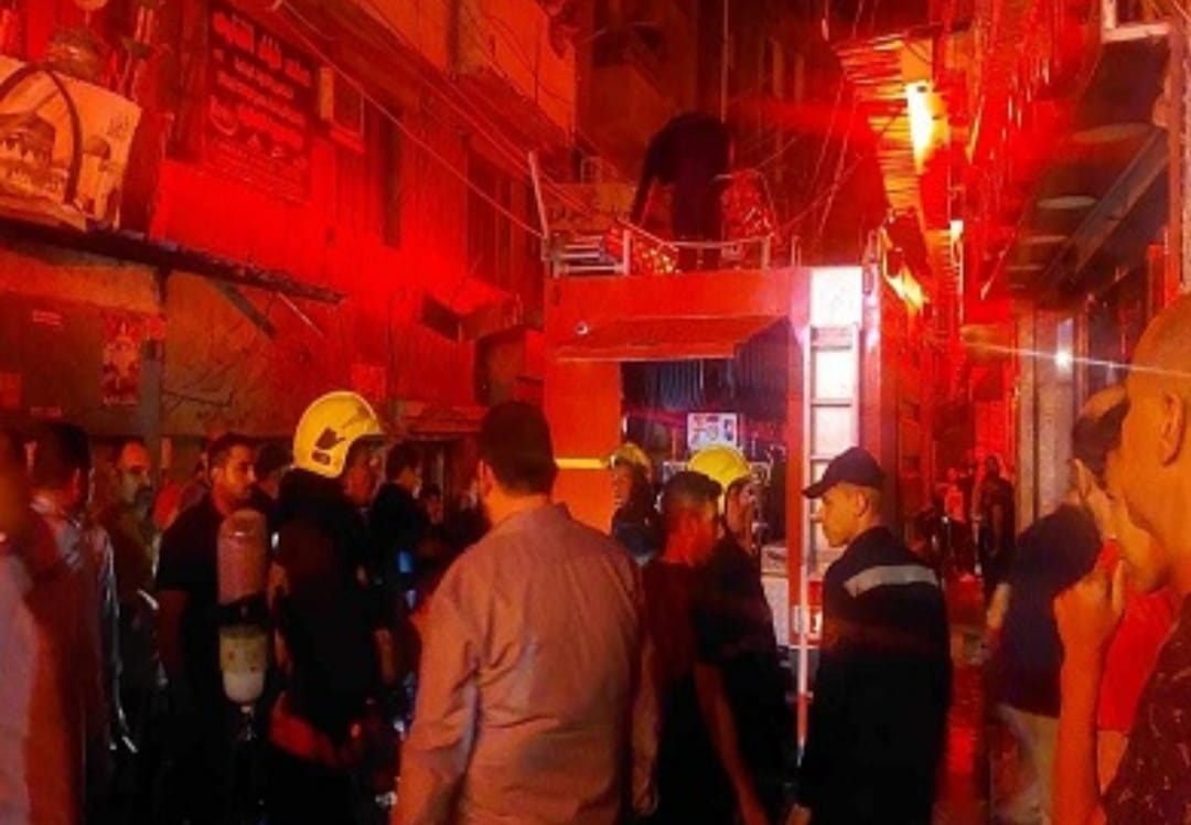 وفاة 2 وإصابة 7 بينهم ضابط بحريق هائل بمخزن ملابس رياضية ومنتجات بلاستيكية بالمنصوره