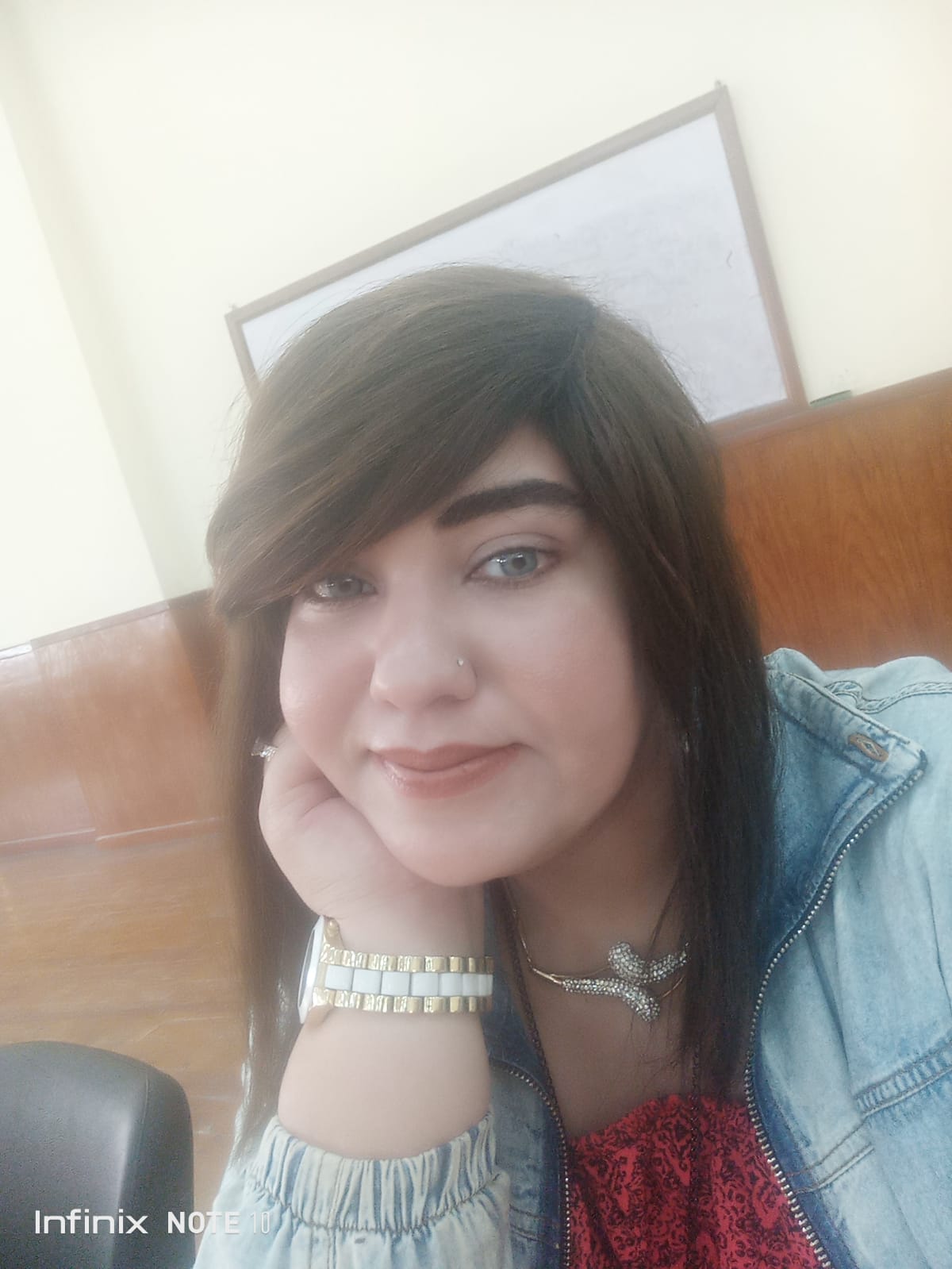 مازِلتُ أبحثُ عن صورتُه القدِيمة أمام مِنِى ماثِلة