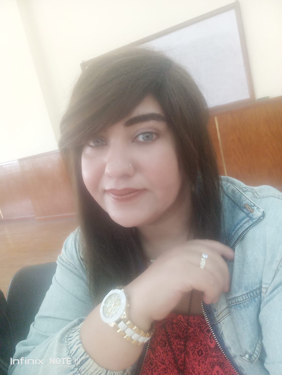 أحببتُ شاعِر والخبرُ حولِى قد إنتشر