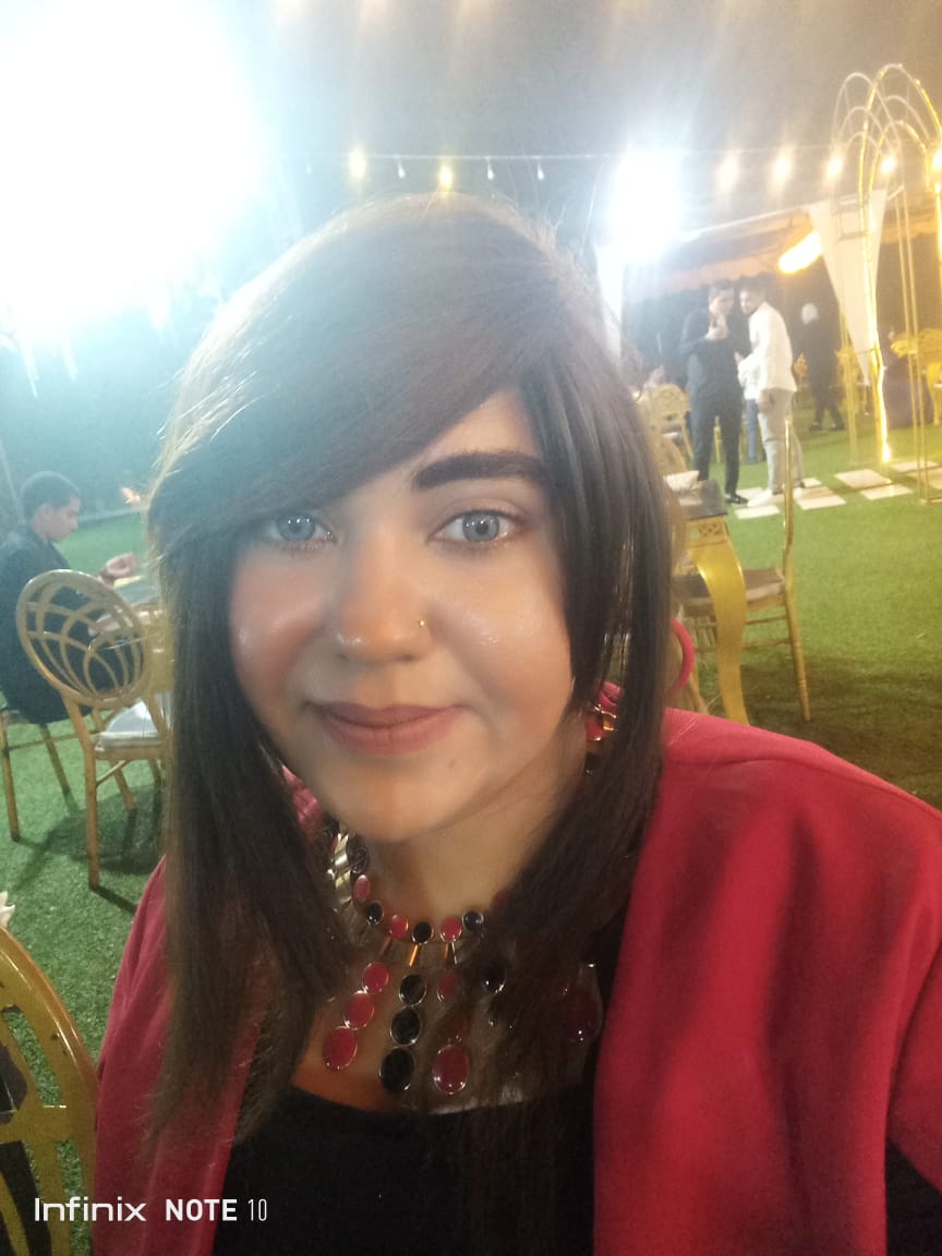 وأغارُ مِن كُلِ أُنثى تهوى شُعيراتٍ ثمينة بِلُونِ أبيض يختال