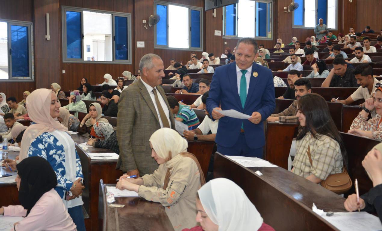 الدكتور حمدان ربيع رئيس جامعة دمياط يتفقد امتحانات كليات الحقوق والعلوم والتربية الرياضية والتربية