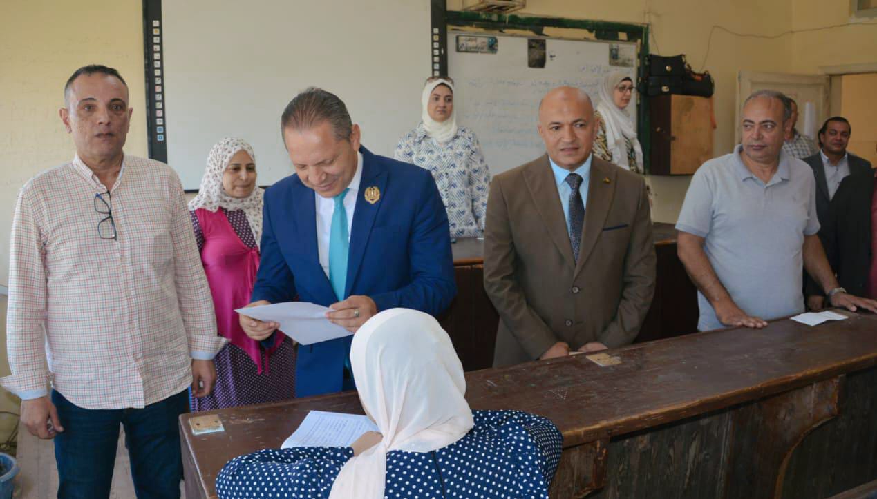 جولة لرئيس جامعة دمياط للاطمئنان على سير امتحانات الدراسات العليا بكلية التربية النوعية