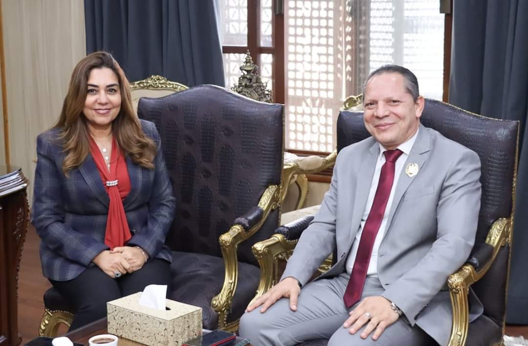 الدكتور حمدان ربيع رئيس جامعة دمياط يهنئ الدكتورة منال عوض لتوليها منصب وزير التنمية المحلية