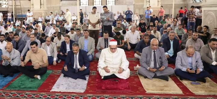 محافظ الشرقية يؤدي صلاة الجمعة بمسجد الفتح بمدينة الزقازيق