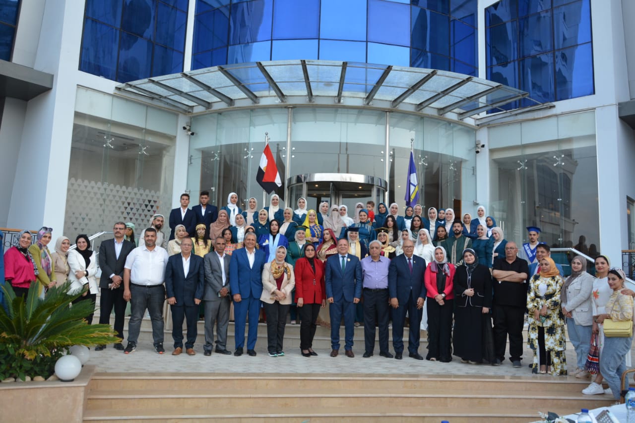 رئيس جامعة دمياط يشهد ” ديفليه” مشروع تخرج طلاب الفرقة الرابعة بقسم الملابس في كلية الفنون التطبيقية