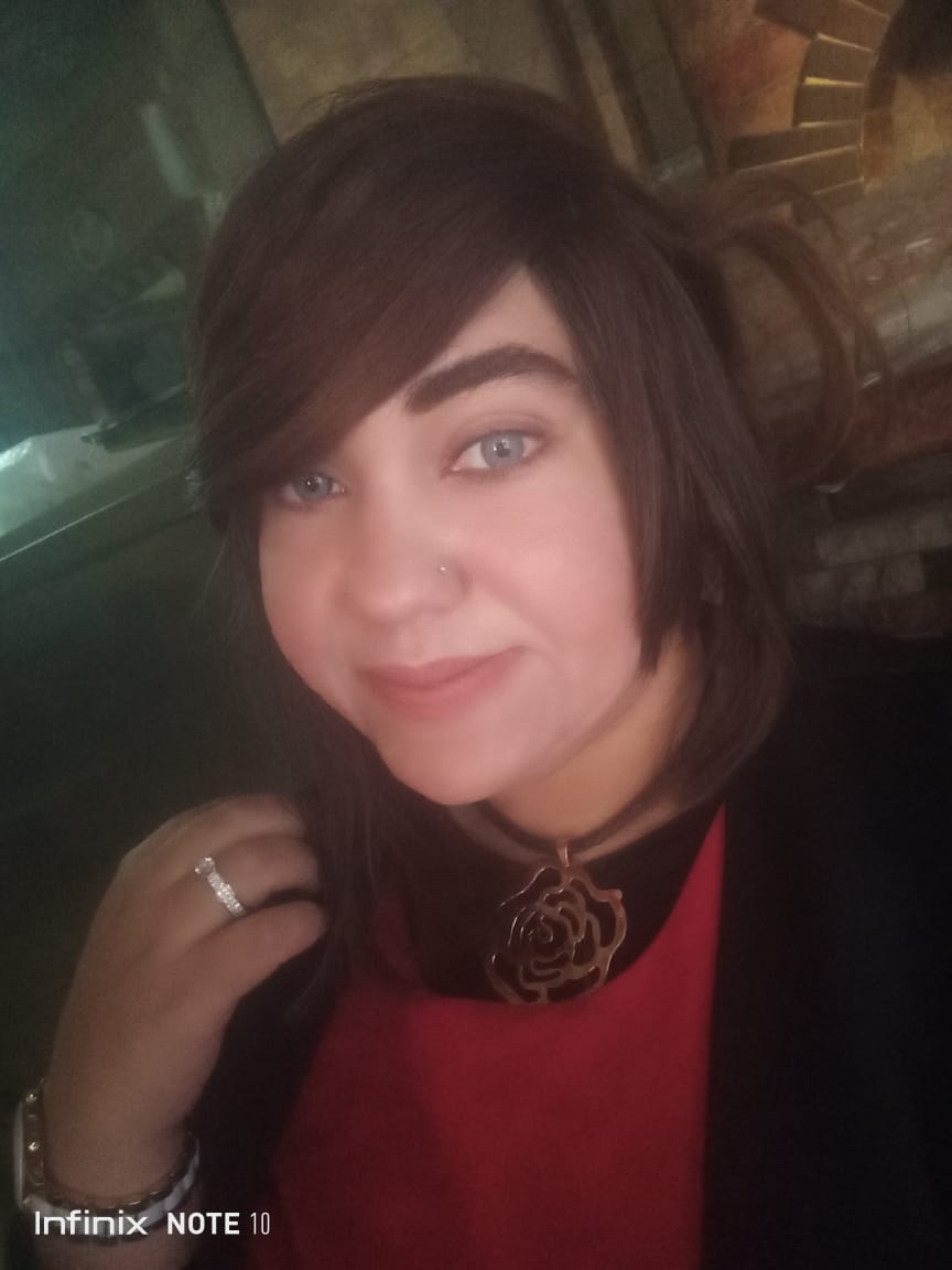 ولِكم نظرتُ دوماً إليه كأُنثى أغراها الفِتُون بِلا أى نُضجٍ