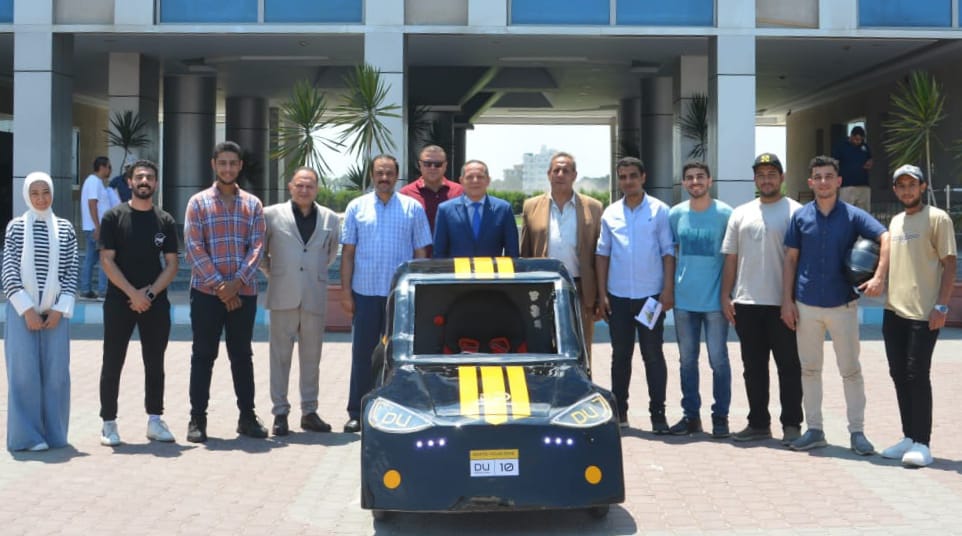 رئيس جامعة دمياط يشيد بصناعة أول سيارة كهربائية بكلية الهندسة