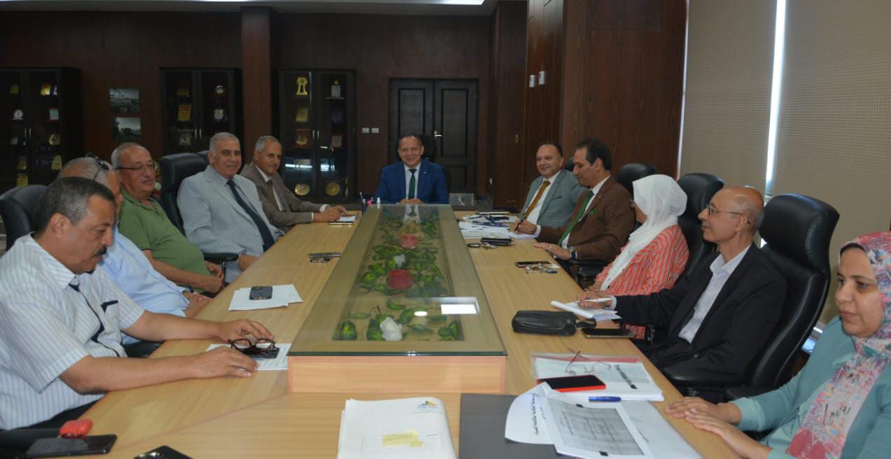 الدكتور حمدان ربيع رئيس جامعة دمياط يجتمع بلجنة متابعة الاستراتيجية الوطنية لمكافحة الفساد