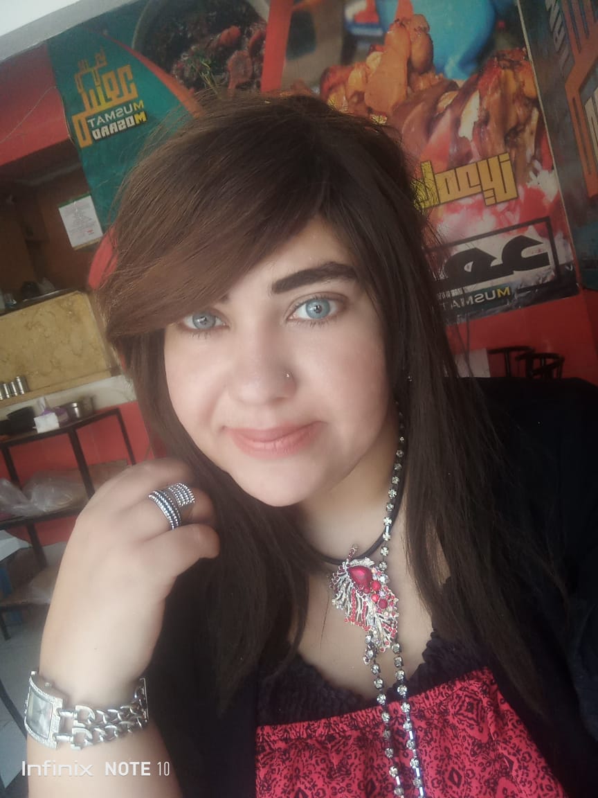 ولما إنتبهتُ لِحُبِى له تلّمستُ خدِى مُتورِداً ورفعتُ شعرِى إلى الوراء