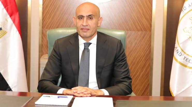 التربية والتعليم: إضافة درجتين لنتيجة بعض طلاب الشعبة العلمية في امتحان مادة الفيزياء بعد احتساب الإجابة (ب) صحيحة لسؤال بالامتحان