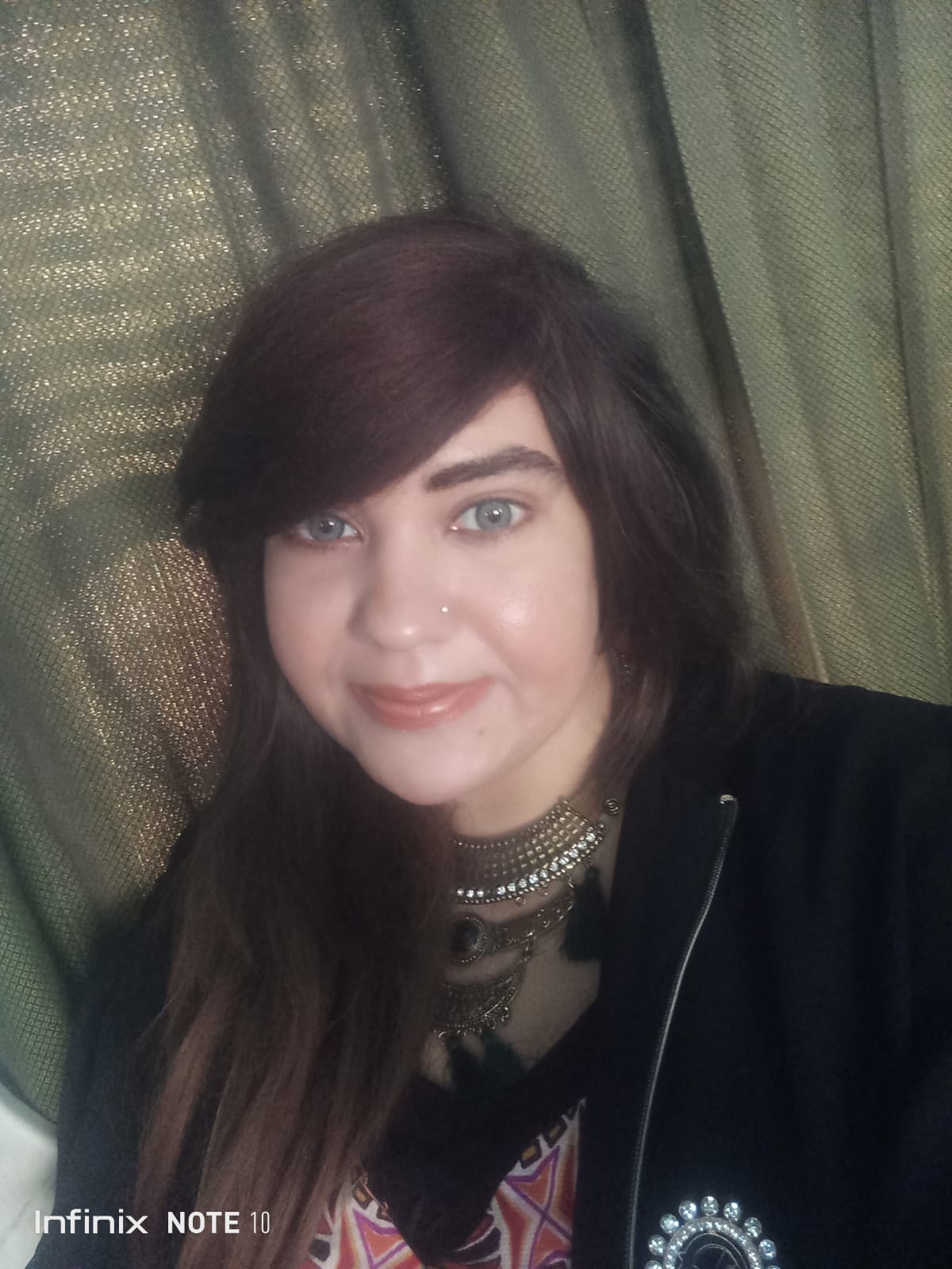 أتذكُر أول رسائِلُكَ إلىّ؟ أثنيتَ فِيها على جمالِى الطِفُولِىّ وأحمر شفاهِى بِلونِ بُنِى بِملمس طبِيعِى لا يراه إلا أنت