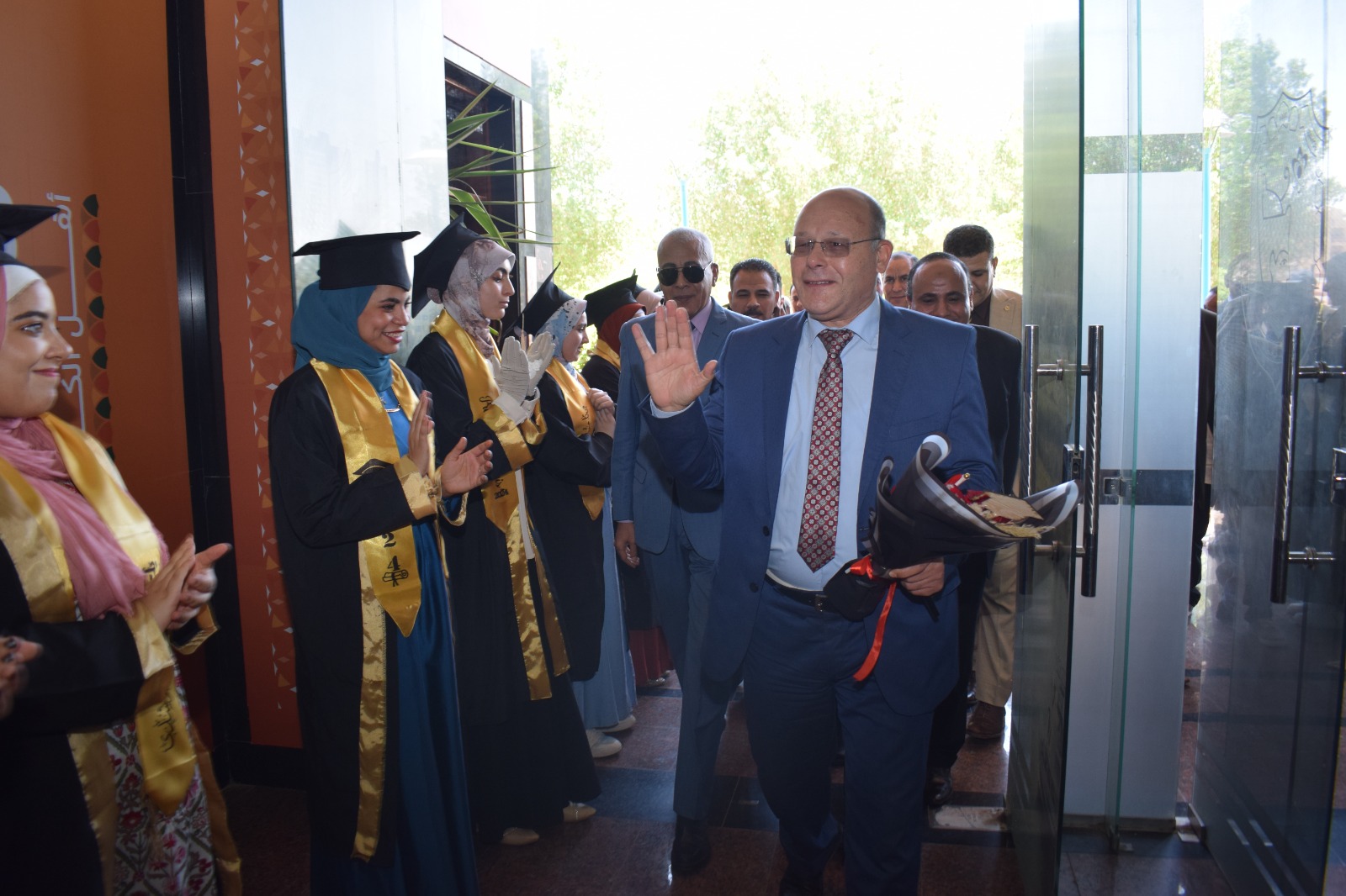 آداب سوهاج تحتفل بتخريج ٣٠٠٠ طالب وطالبة وتعيين ٢١ معيد