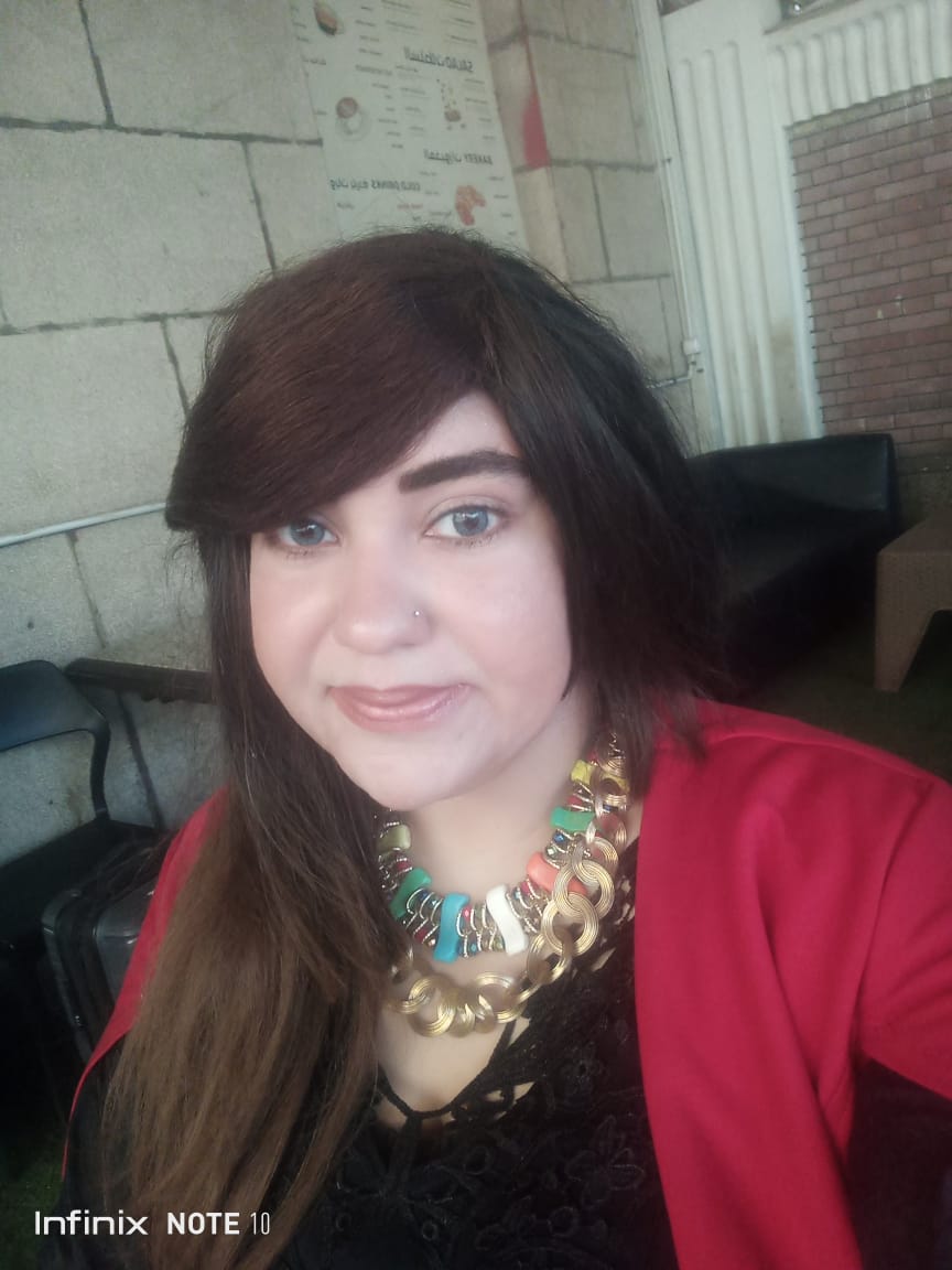 وأُسنِد رأسُك أسألُه ما الحُبُ؟ فتُجِيب أن أبقى جنبُك فاتِنتِى فِى الحال