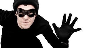 على طريقة “لصوص لكن ظرفاء”.. القبض على عصابة سرقت متجرين للمجوهرات بإنزال حبال من السقف (فيديو)