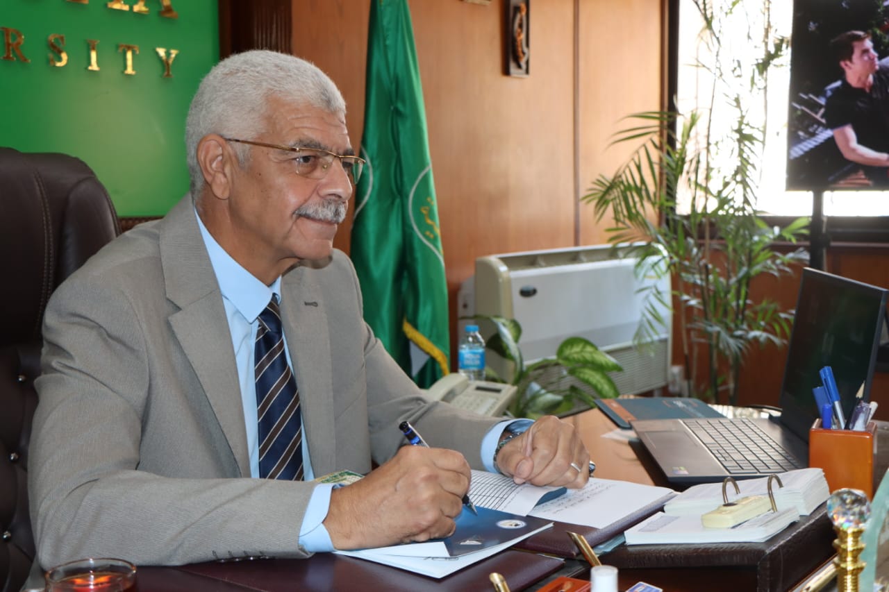 رئيس جامعة المنوفية يعقد إجتماع لجنة البحوث العلمية ويطالب بزيادة عدد الأبحاث التطبيقية 