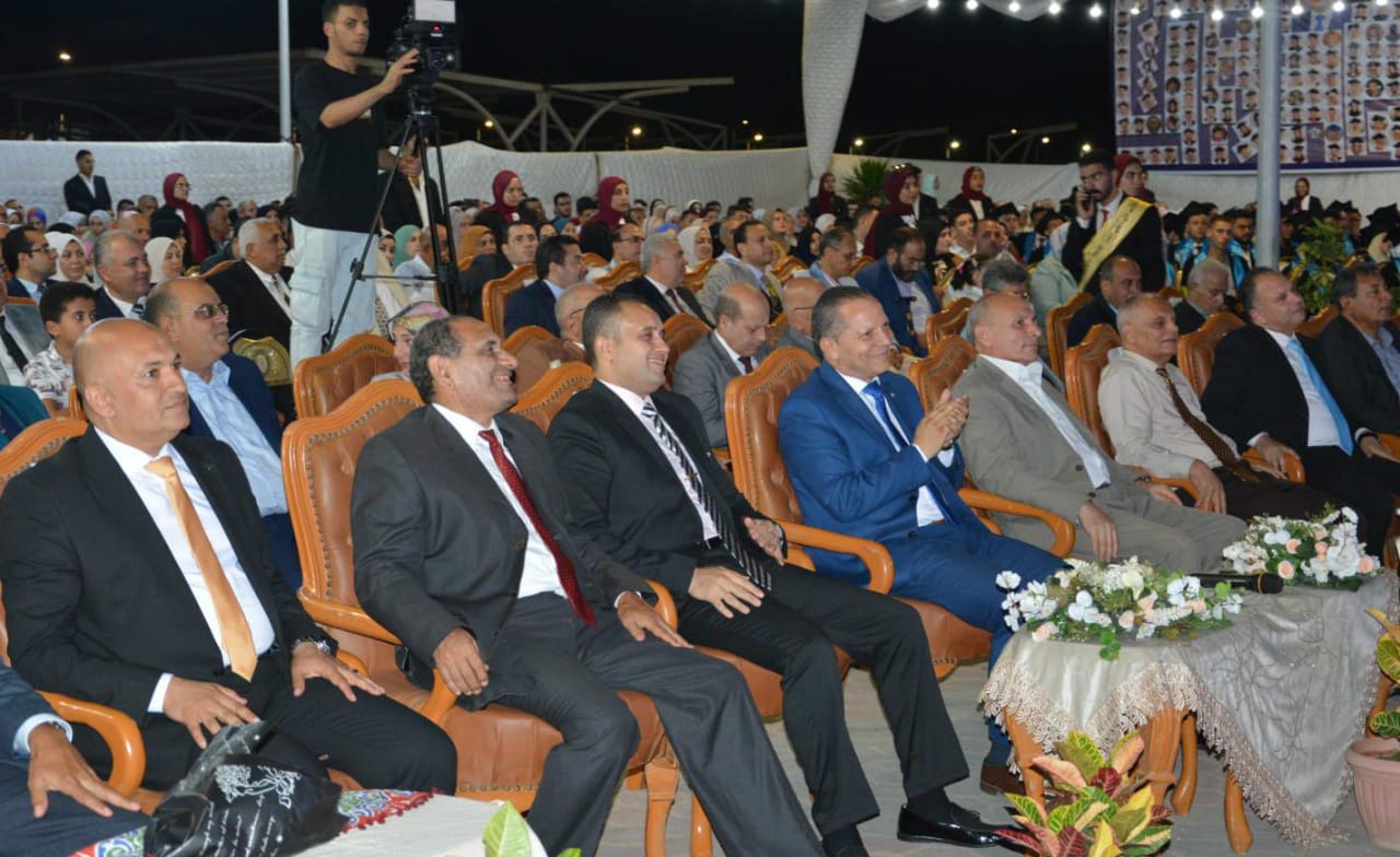 الدكتور حمدان ربيع يشهد حفل تخريج دفعة جديدة من كليات جامعة دمياط