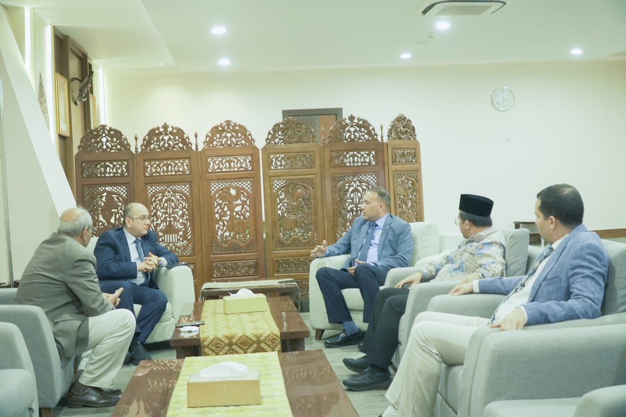 وفد من خريجي الأزهر يزور إندونيسيا برئاسة الدكتور عباس شومان