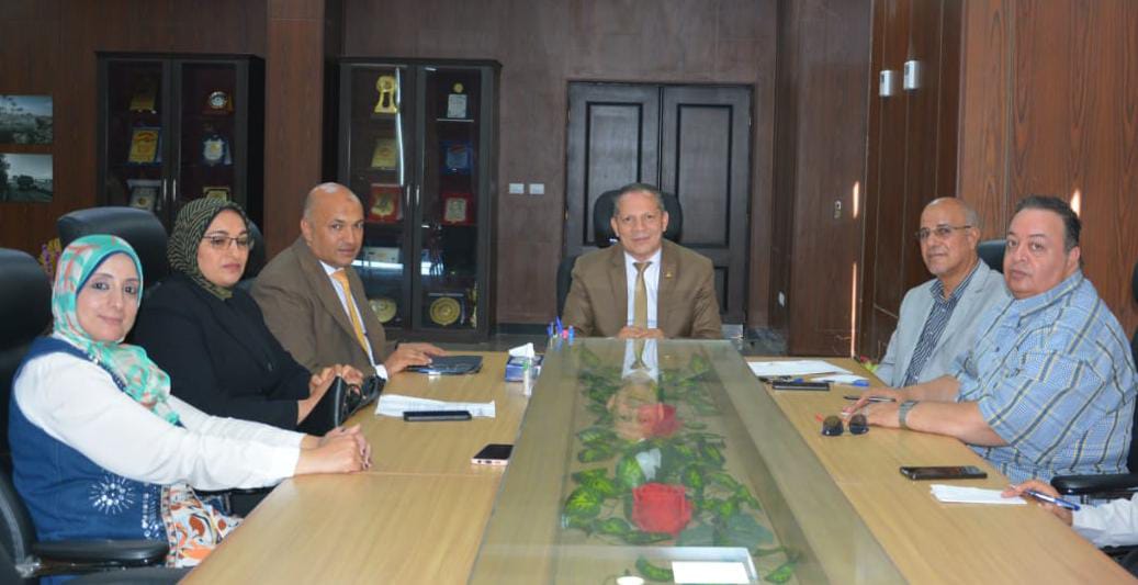 الدكتور حمدان ربيع رئيس جامعة دمياط يلتقي لجنة تقييم مسابقة اكتشاف الموهوبين