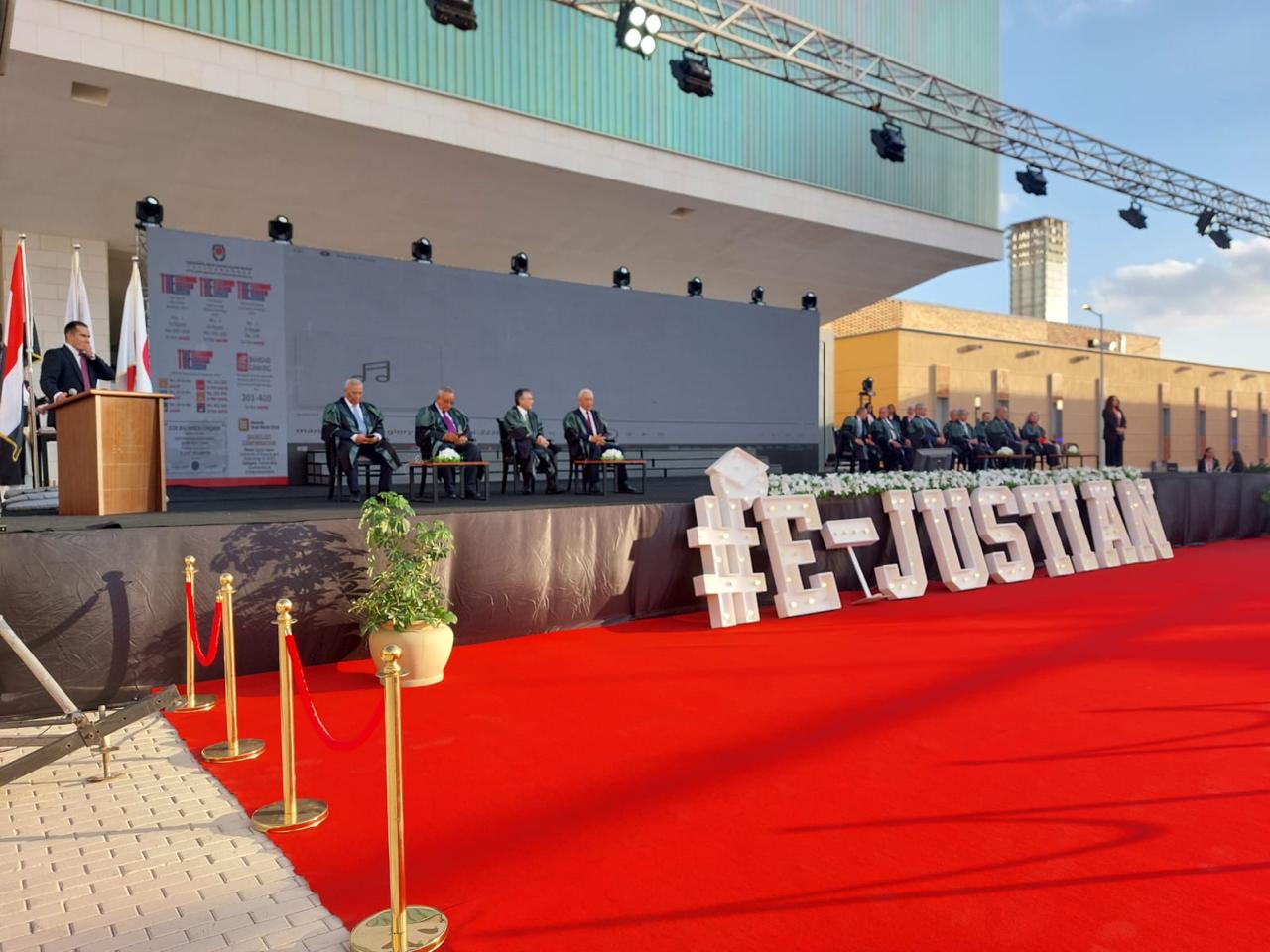 شهد الدكتور هانى هلال وزير التعليم العالى ورئيس مجلس أمناء الجامعة اليابانية للعلوم والتكنولوجيا اول حفل تخرج بالجامعة للطلاب