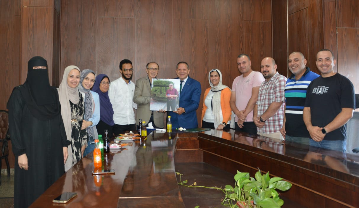 رئيس جامعة دمياط يتابع إجراءات الكشف الطبي للطلاب الجدد ويشهد حفل تكريم بعض العاملين