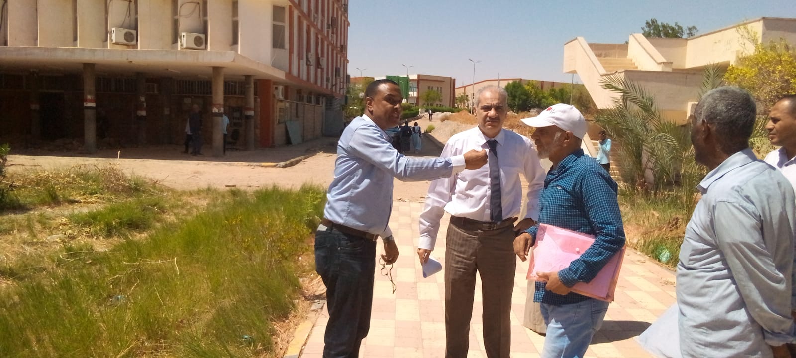 حدائق جامعة أسوان تتزين استعداداً لتنفيذ خطة الأنشطة الطلابية للعام الجامعي الجديد