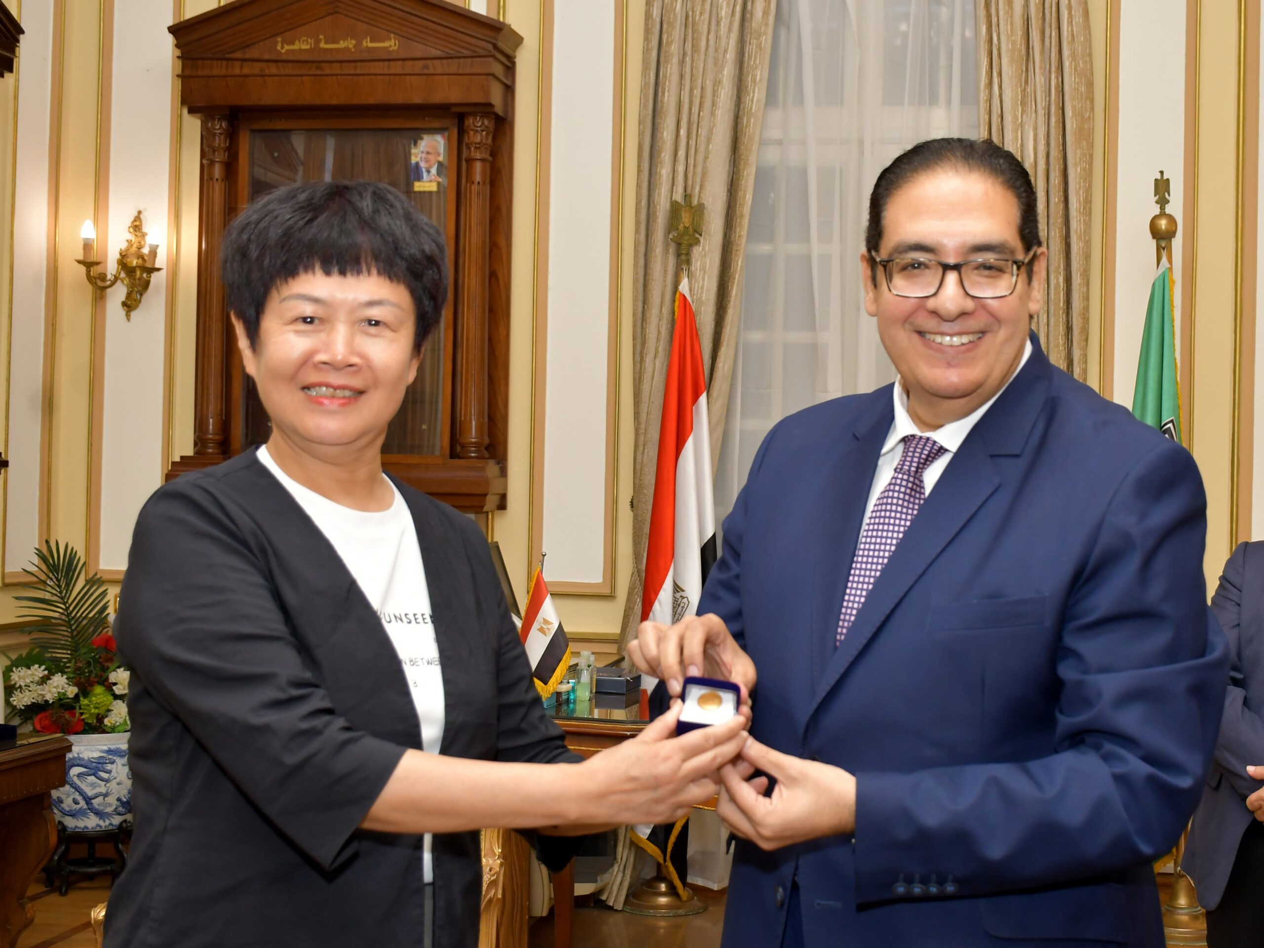 رئيس جامعة القاهرة يستقبل وفد جامعة جوان دونج الصينية لتعزيز التعاون المشترك