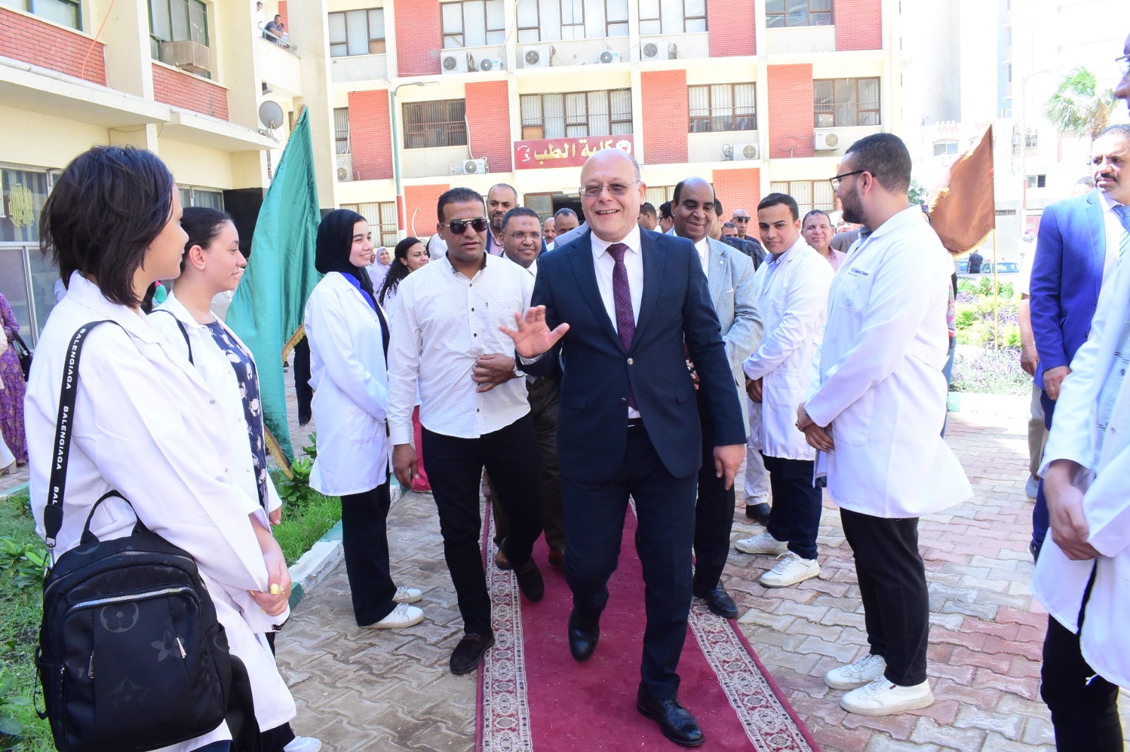 بتكلفة ٧٠ مليون جنبه وسعة ١٠٠٠ طالب: النعماني يفتتح مبني المعامل المركزية بكلية طب سوهاج ويتفقد العملية التعليمية داخل اقسامه*