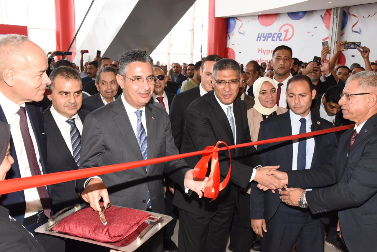 وزير التموين يفتتح فرع سلسلة “هايبر وان” ماركت بمدينة بدر