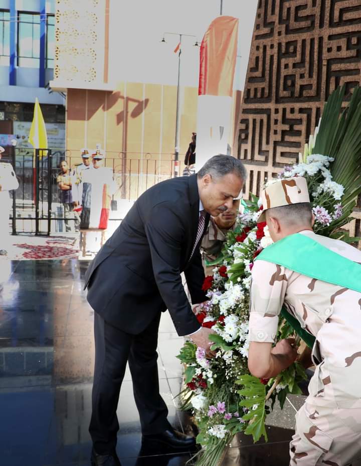 محافظ الشرقية يضع إكليلاً من الزهور على النصب التذكاري للشهداء بمدينة الزقازيق إحتفالاً بالذكرى الحادية والخمسين لإنتصارات أكتوبر المجيدة
