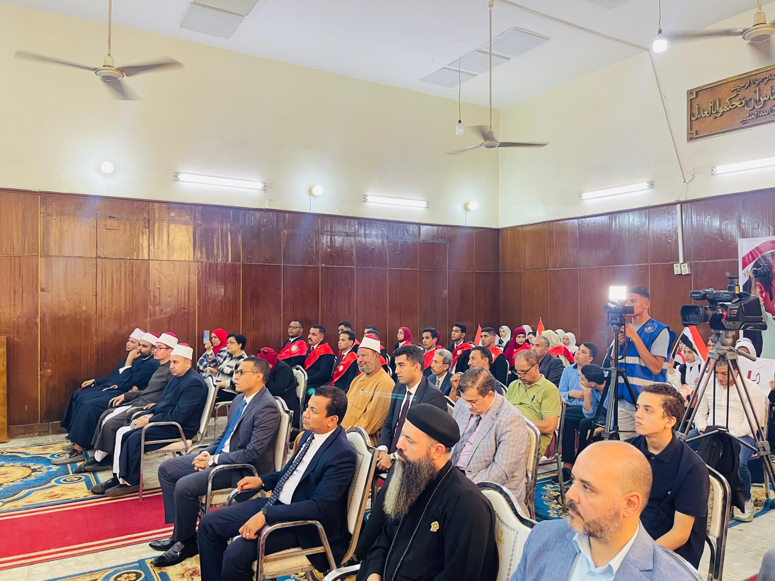 وفد طلابي بجامعة سوهاج يشارك فى ندوة التوعية بالجرائم الإلكترونية ضمن المبادرة الرئاسية بداية