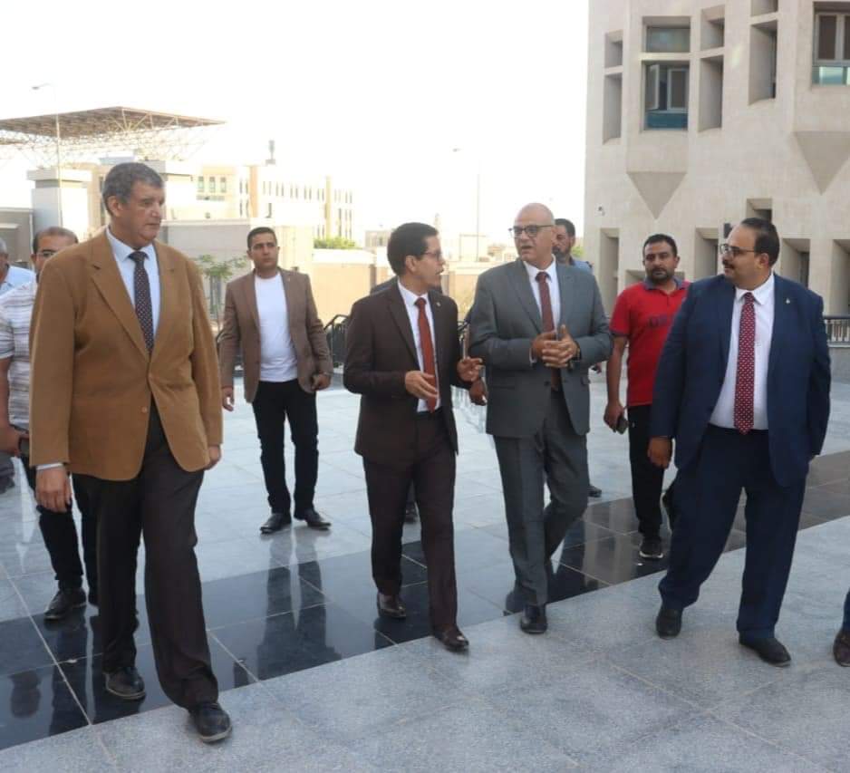 محافظ القليوبية ورئيس جامعة بنها يتفقدان مقر الجامعة بالعبور
