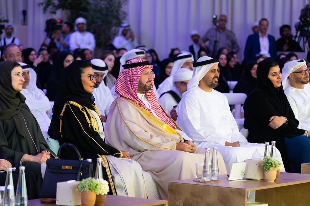 أطفال الإمارات يقدمون جائزة البالون الذهبي لسمو الأمير عبد العزيز بن طلال