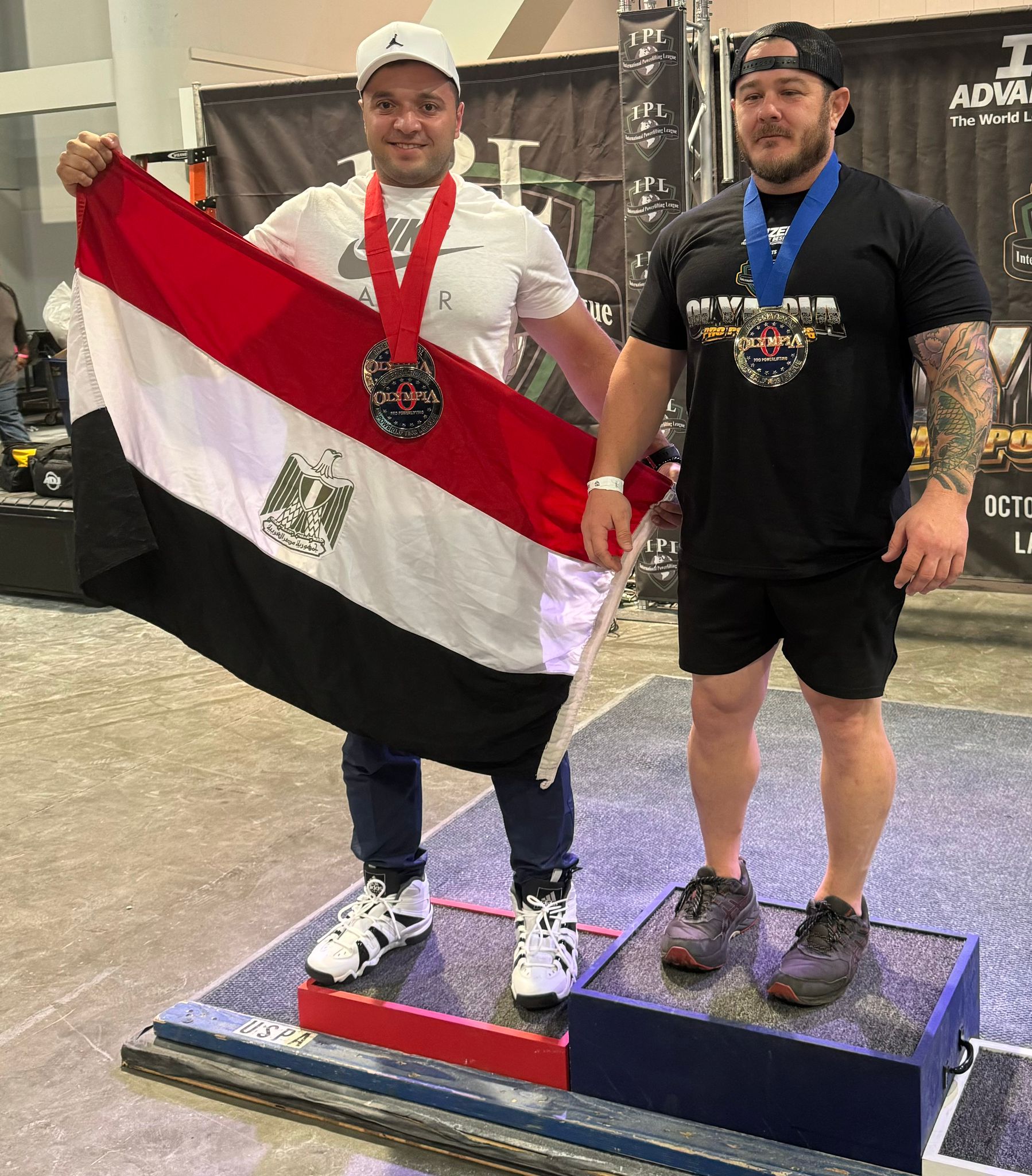 علم مصر يرفرف بأمريكا فرحا لفوز عبد الرحمن زكى بميدالتين ببطولة مستر أولمبيا