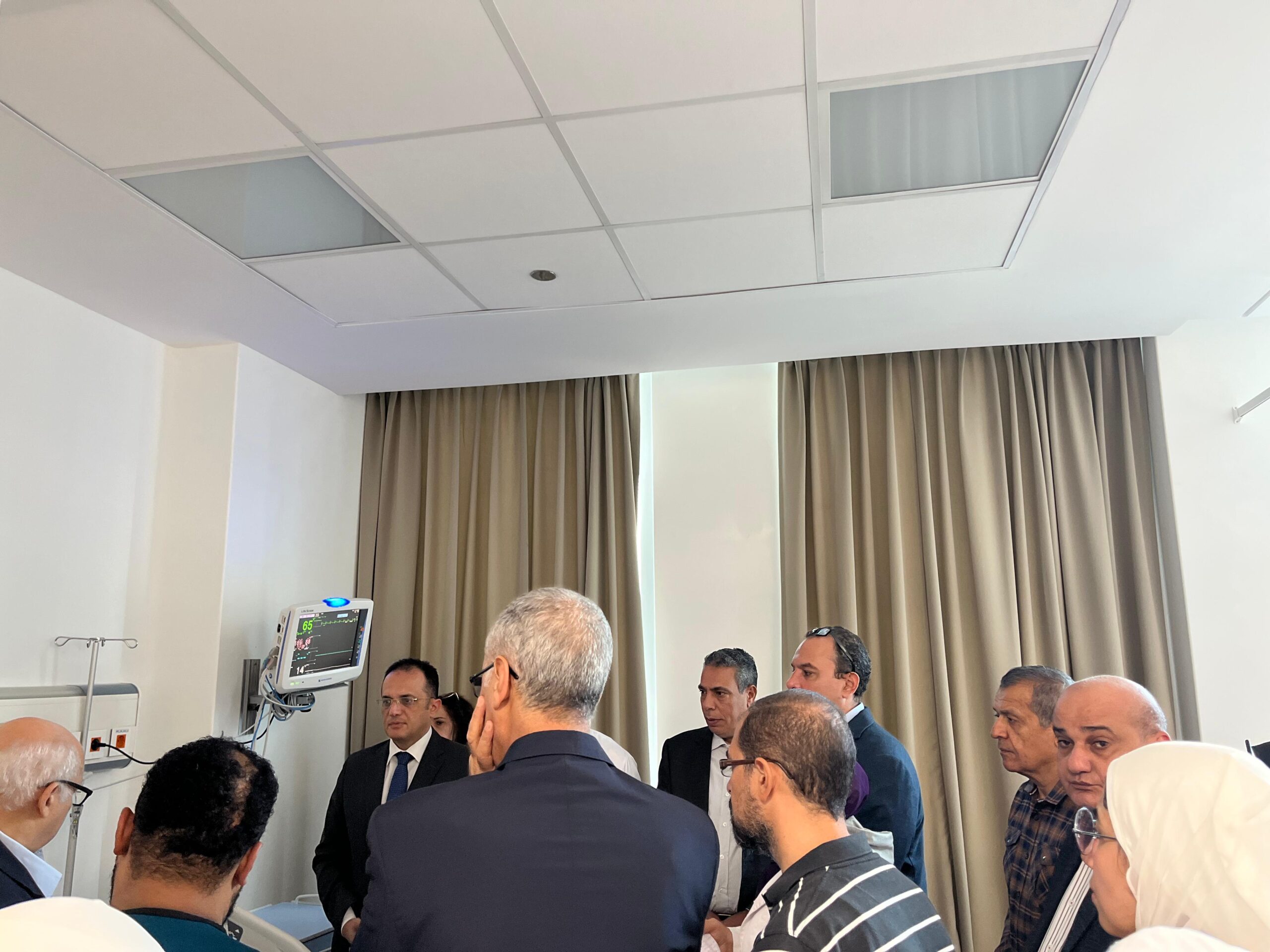 وفد قيادات التعليم العالي وجامعة الجلالة يزور الطلاب المُصابين بمجمع السويس الطبي