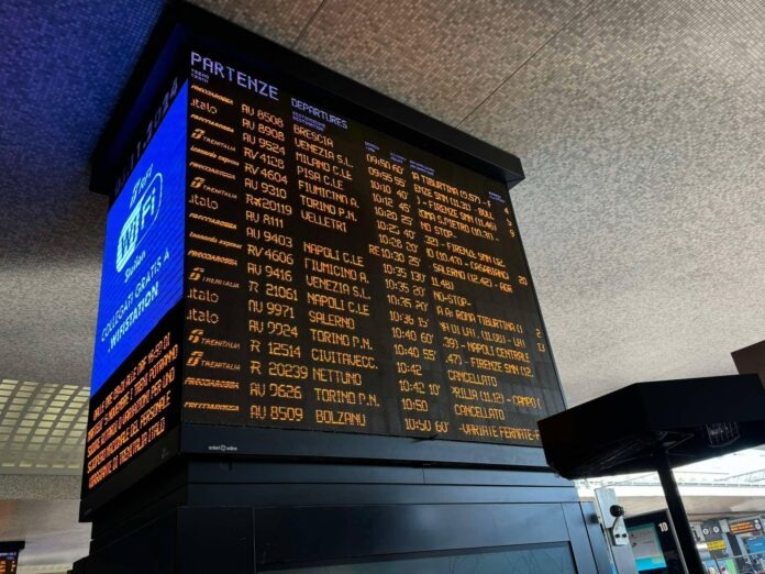 فوضى في روما بسبب إضراب عمال النقل وطوابير انتظار طويلة في محطة القطارات الرئيسية 