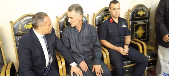 محافظ الشرقية يقدم واجب العزاء والمواساة لأسرة الشهيد رائد طيار محمد ناجي ابن قرية العصايد بمركز ديرب نجم