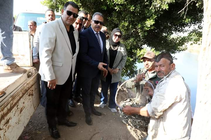 محافظ الشرقية يشهد عملية إنزال مليون زريعة أسماك بلطي نيلي ببحر مويس بمدينة الزقازيق