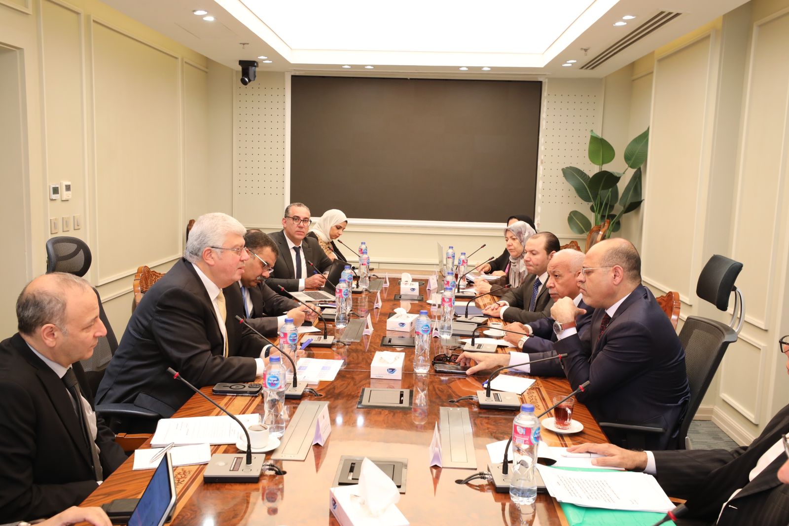 وزيرا التعليم العالي والعمل يعقدان اجتماعًا لبحث تطوير “الجامعة العمالية”